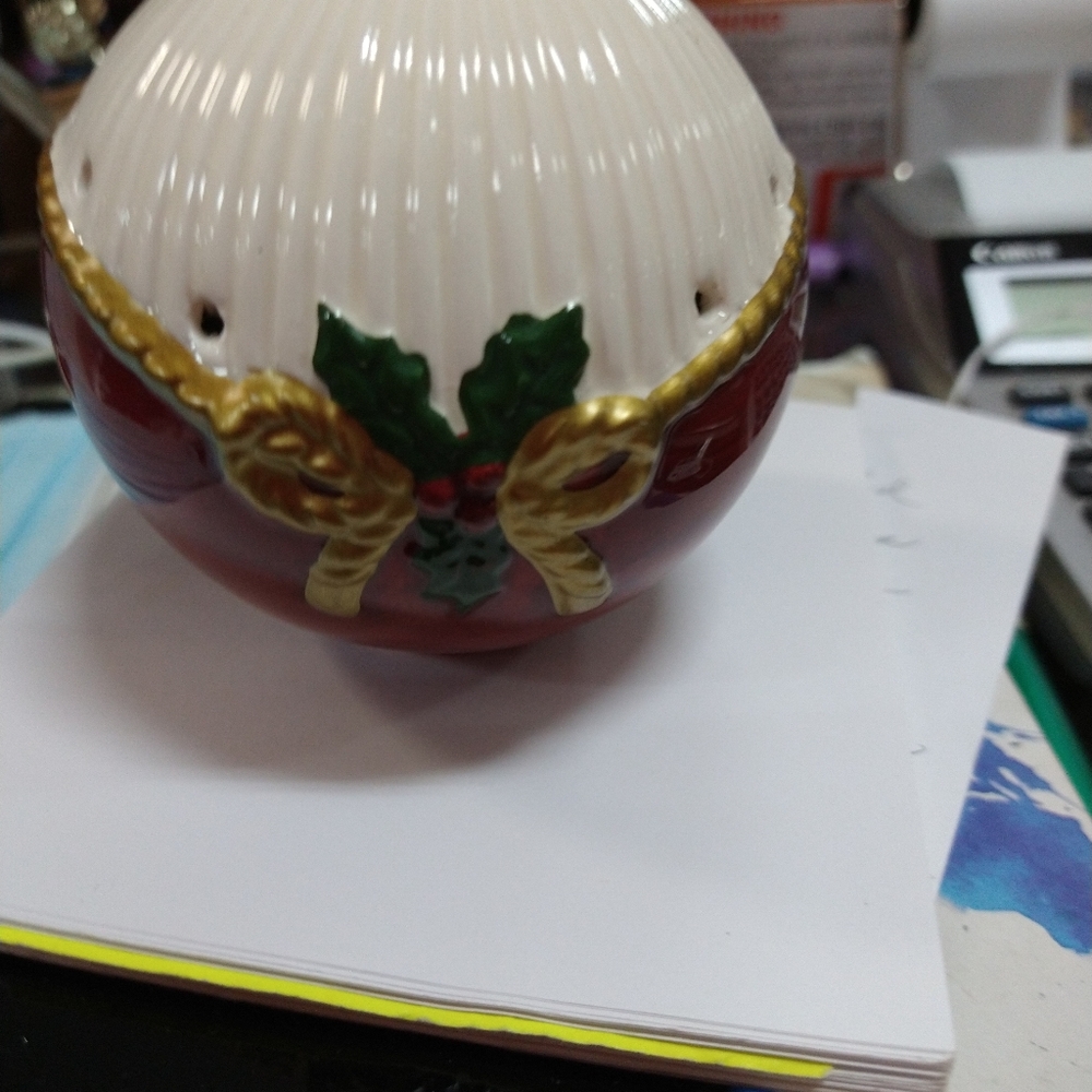 Fitz and Floyd 1989 Old World Ceramic Pomander Bal